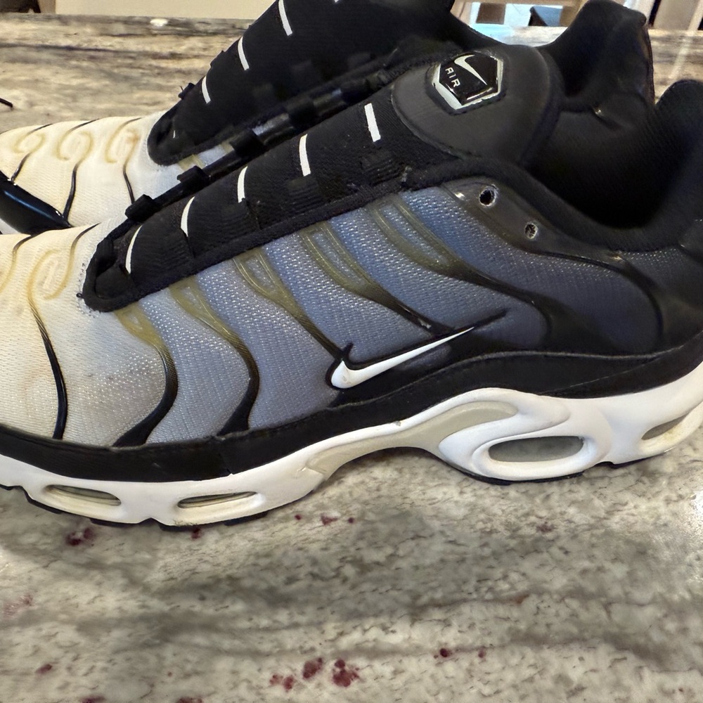Nike Black and White Sneakers with Air Max Cushioning